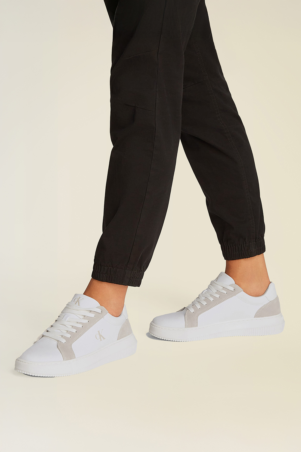 תמונת כל הלוק של נעלי סניקרס